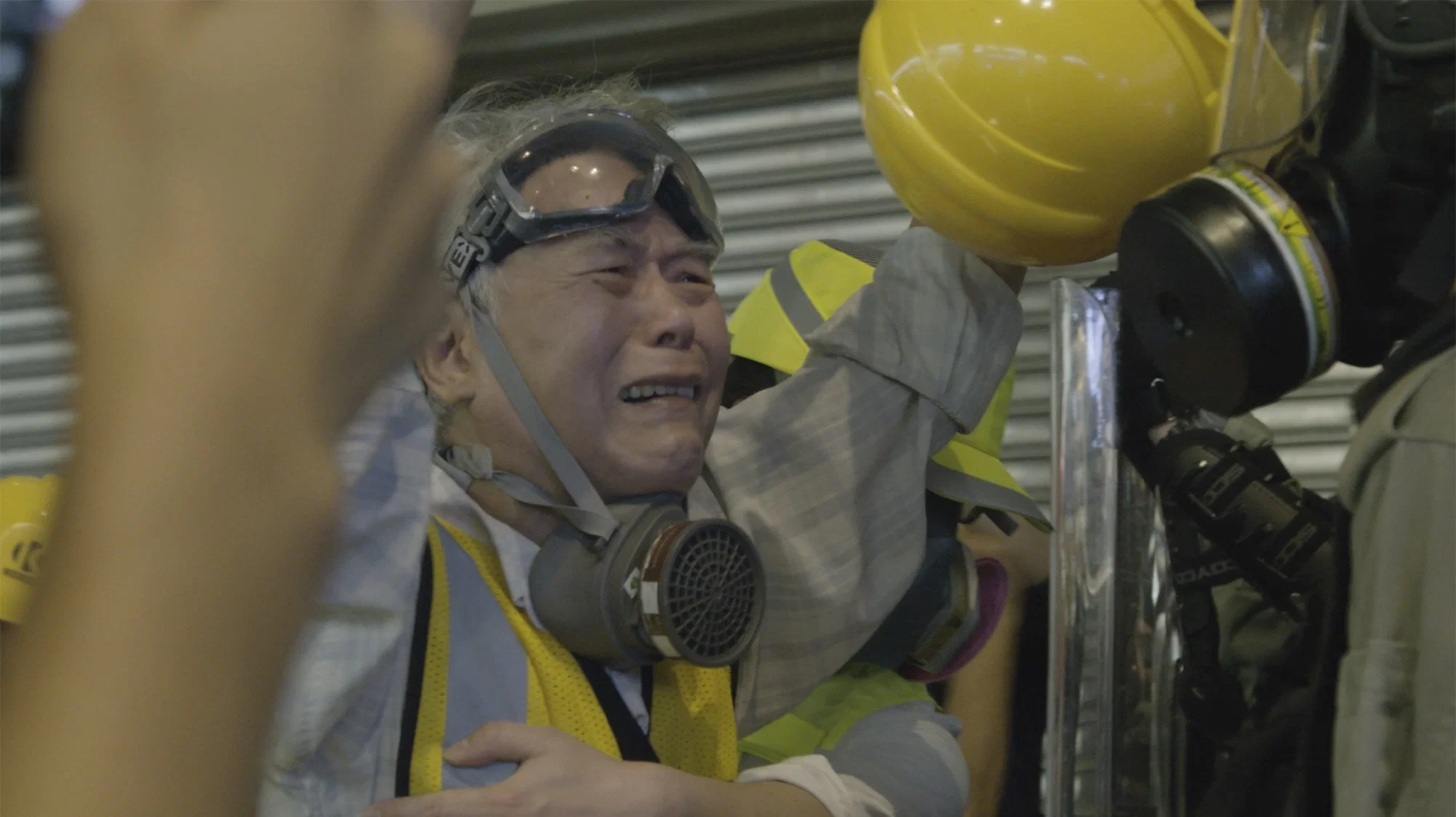 進擊的老人 — 彎了腰仍挺著走路